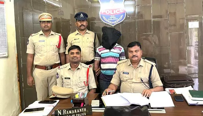 arrest : ఆలయాల్లో దొంగతనాలకు పాల్పడ్డ వ్యక్తి అరెస్ట్ arrest : ఆలయాల్లో దొంగతనాలకు పాల్పడ్డ వ్యక్తి అరెస్ట్