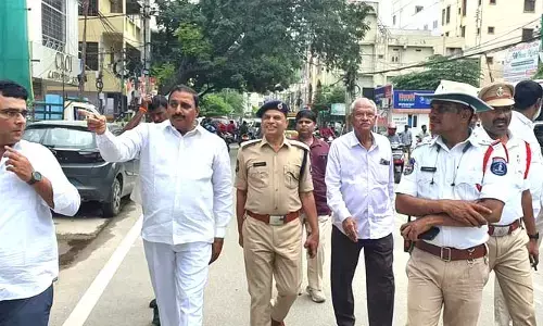 MLA GANDHI : ట్రాఫిక్ నియంత్రణకు అధికారులు చర్యలు తీసుకోవాలి