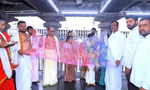 gift : రాజన్నకు అగ్గిపెట్టెలో ఇమిడే చీర బహుమానం