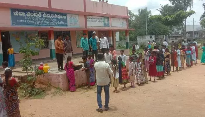Mid day meals : విద్యార్థుల ధర్నాతో స్పందించిన అధికారులు.. Mid day meals : విద్యార్థుల ధర్నాతో స్పందించిన అధికారులు..