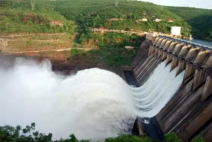 Srisailam Reservoir:శ్రీశైలం జలాశయానికి తగ్గిన వరద ప్రవాహం Srisailam Reservoir:శ్రీశైలం జలాశయానికి తగ్గిన వరద ప్రవాహం