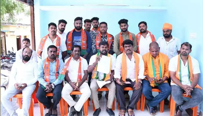 BJP leaders : అధికారులను బదిలీ చేయొద్దని ప్రభుత్వ విప్ అడగడం విడ్డూరం.. BJP leaders : అధికారులను బదిలీ చేయొద్దని ప్రభుత్వ విప్ అడగడం విడ్డూరం..