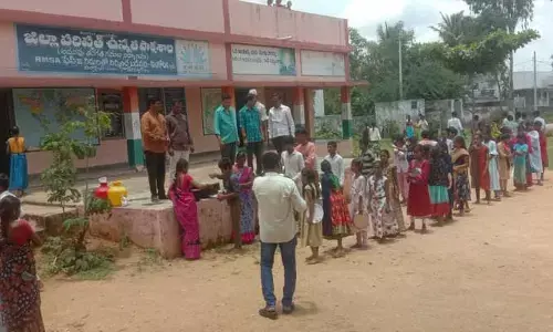Mid day meals : విద్యార్థుల ధర్నాతో స్పందించిన అధికారులు..