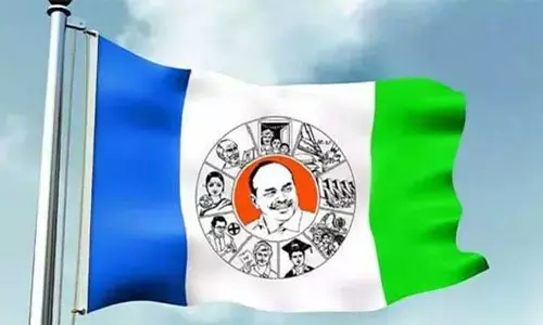 వైసీపీకి బిగ్ షాక్.. విశాఖ డెయిరీ చైర్మన్  ఆనంద్ రాజీనామా