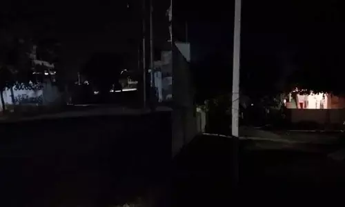 power cuts : చినుకు పడితే ఆ గ్రామంలో అంధకారమే..