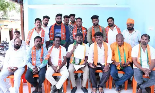BJP leaders : అధికారులను బదిలీ చేయొద్దని ప్రభుత్వ విప్ అడగడం విడ్డూరం..