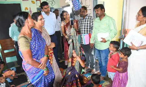 collector : అంగన్వాడీ కేంద్రాన్ని ఆకస్మికంగా తనిఖీ చేసిన జిల్లా కలెక్టర్..