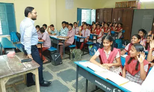 Collector Tejas Nand Lal Pawar : తొలిమెట్టులోనే లక్ష్యాన్ని ఎంచుకోవాలి..