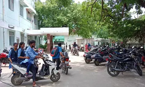 ప్రభుత్వాసుపత్రిలో అక్రమ పార్కింగ్..