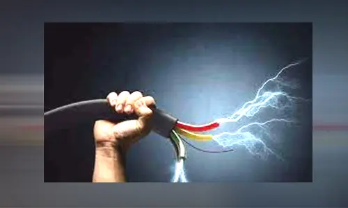 electric shock : విద్యుత్ తీగ తెగి వ్యక్తులపై పడడంతో ఒకరు మృతి