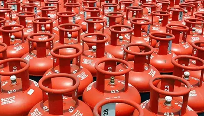 Gas cylinder price : ఆగస్టు4 : నేడు గృహవినియోగ గ్యాస్ సిలిండర్ ధరలు ఎలా ఉన్నాయంటే? Gas cylinder price : ఆగస్టు4 : నేడు గృహవినియోగ గ్యాస్ సిలిండర్ ధరలు ఎలా ఉన్నాయంటే?