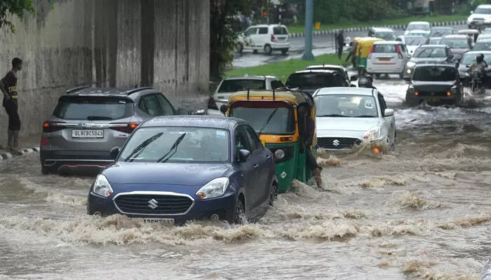 rain alert: దేశ రాజధానిలో భారీ వర్షం.. స్కూళ్లకు సెలవులు rain alert: దేశ రాజధానిలో భారీ వర్షం.. స్కూళ్లకు సెలవులు