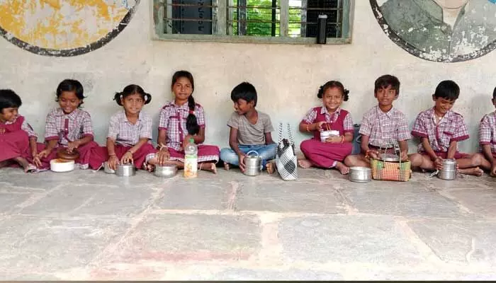 Mid day meals : అధికారుల నిర్లక్ష్యం.. అమలు కాని మధ్యాహ్న భోజన పథకం.. Mid day meals : అధికారుల నిర్లక్ష్యం.. అమలు కాని మధ్యాహ్న భోజన పథకం..