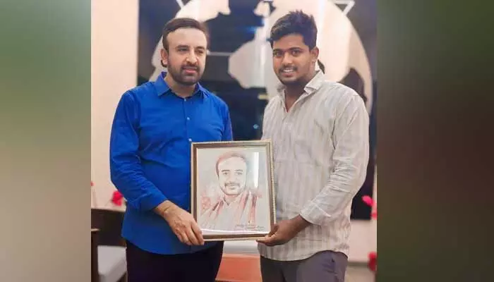 Blood Art : బ్లడ్ ఆర్ట్ తో గీసిన చిత్రపటం ఎమ్మెల్యేకు బహుకరణ.. Blood Art : బ్లడ్ ఆర్ట్ తో గీసిన చిత్రపటం ఎమ్మెల్యేకు బహుకరణ..