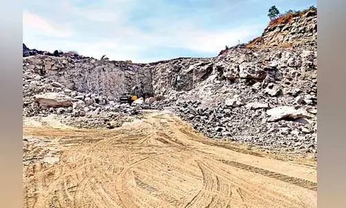 Mining : అక్రమ మైనింగ్​.. క్వారీ లేకుండానే క్రషర్​నిర్వహణ