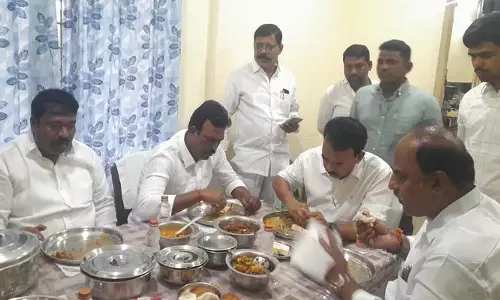 BREAKING: రాష్ట్ర రాజకీయాల్లో ఆసక్తికర పరిణామం.. ఎమ్మెల్యే కృష్ణమోహన్ రెడ్డి ఇంటికి వెళ్లిన మంత్రి జూపల్లి
