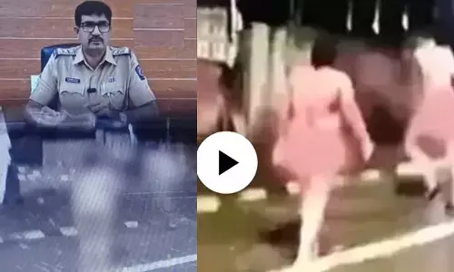 VIRAL NEWS: నడిరోడ్డుపై నగ్నంగా తిరుగుతోన్న జంట.. అదుపులోకి తీసుకున్న పోలీసులు (వీడియో)
