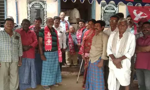 CPI dharna : గ్రామకంఠం భూమి కాపాడాలి..