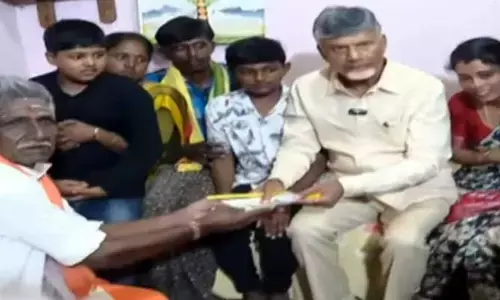 Cm Chandrababu: పేద కుటుంబానికి స్వయంగా సీఎం చంద్రబాబు పింఛన్ అందజేత