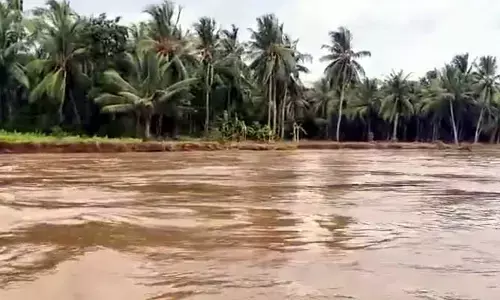 గోదావరి ఉగ్రరూపం..కళ్లముందే నదీ గర్భంలో కలిసి పోతున్న లంక భూములు
