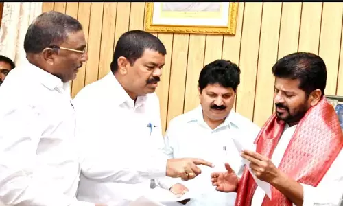 Karakatta : గోదావరికి రెండువైపులా కరకట్ట