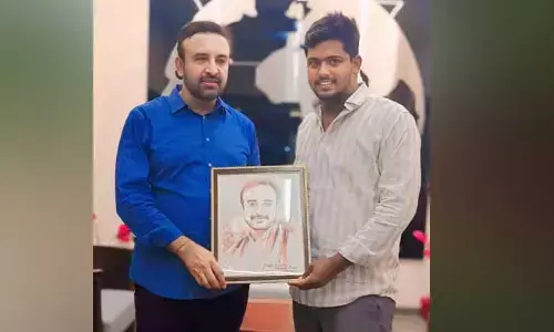 Blood Art : బ్లడ్ ఆర్ట్ తో గీసిన చిత్రపటం ఎమ్మెల్యేకు బహుకరణ..