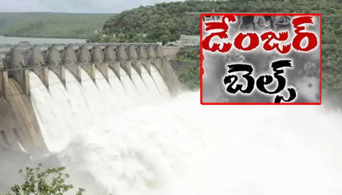 Srisailam Project : శ్రీశైలం ప్రాజెక్టుకు డేంజర్ బెల్స్.. భారీ గొయ్యితో పెను ముప్పు Srisailam Project : శ్రీశైలం ప్రాజెక్టుకు డేంజర్ బెల్స్.. భారీ గొయ్యితో పెను ముప్పు