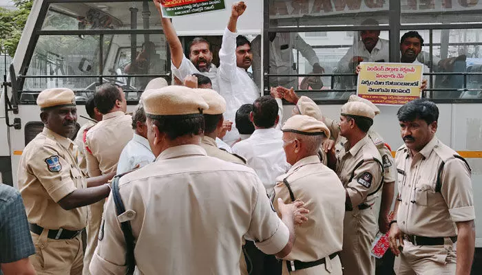 Secretariat: తెలంగాణ సెక్రటేరియట్ వద్ద ఉద్రిక్తత! Secretariat: తెలంగాణ సెక్రటేరియట్ వద్ద ఉద్రిక్తత!