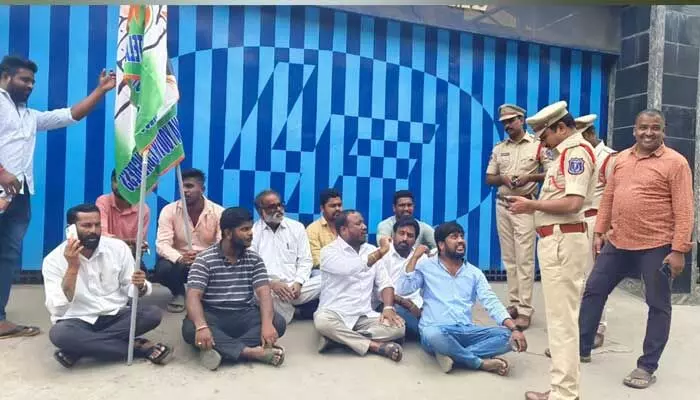 Child abuse : పాఠశాలలో చిన్నారి పై అసభ్య ప్రవర్తన.. ఆందోళనకు దిగిన తల్లిదండ్రులు.. Child abuse : పాఠశాలలో చిన్నారి పై అసభ్య ప్రవర్తన.. ఆందోళనకు దిగిన తల్లిదండ్రులు..