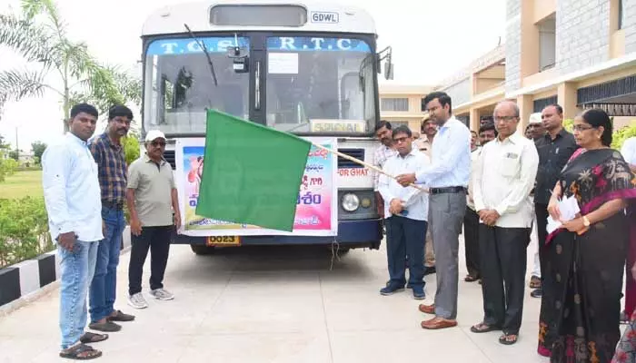 Special Buses : ఉపాధ్యాయులు వెళ్లేందుకు ప్రత్యేక బస్సులను ప్రారంభించిన కలెక్టర్.. Special Buses : ఉపాధ్యాయులు వెళ్లేందుకు ప్రత్యేక బస్సులను ప్రారంభించిన కలెక్టర్..
