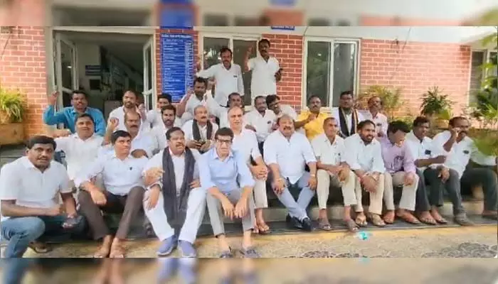 Harish Rao : అరెస్ట్ అయిన మాజీ సర్పంచ్లతో హరీష్రావు.. సంఘీభావం Harish Rao : అరెస్ట్ అయిన మాజీ సర్పంచ్లతో హరీష్రావు.. సంఘీభావం