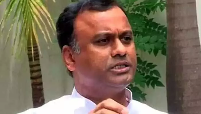 Komati Reddy: కేసీఆర్ను జాతిపిత అని పొగిడి ఆకాశంలో కూర్చోబెట్టారు Komati Reddy: కేసీఆర్ను జాతిపిత అని పొగిడి ఆకాశంలో కూర్చోబెట్టారు