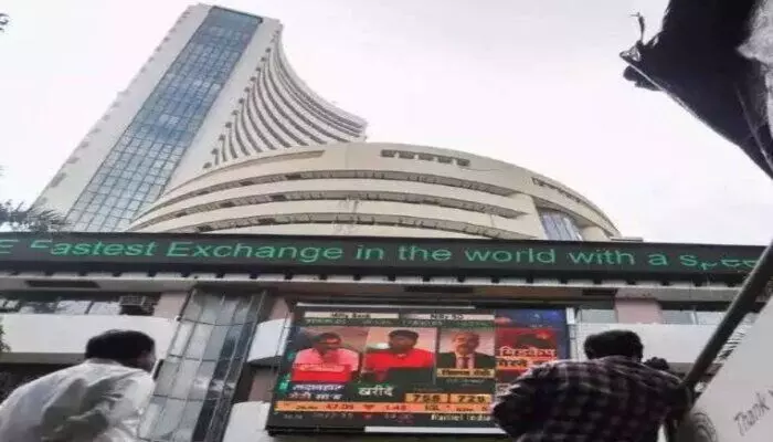 Stock Market: వారాంతం భారీ నష్టాల్లో ముగిసిన స్టాక్ మార్కెట్లు Stock Market: వారాంతం భారీ నష్టాల్లో ముగిసిన స్టాక్ మార్కెట్లు