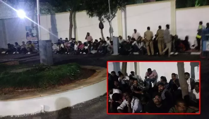 GO 46 : చీకట్లో ప్రజాభవన్ ముందు జీవో 46 బాధితుల నిరసన GO 46 : చీకట్లో ప్రజాభవన్ ముందు జీవో 46 బాధితుల నిరసన