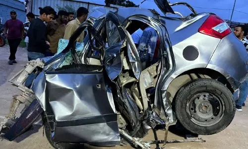 HYD : మల్కం చెరువు వద్ద కారు యాక్సిడెంట్.. యువకుడు స్పాట్ డెడ్