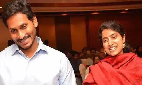 AP News:వైఎస్ భారతితో కలిసి పాస్‌పోర్ట్ కార్యాలయానికి మాజీ సీఎం జగన్..కారణం ఏంటంటే?