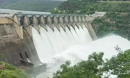 Srisailam Update: శ్రీశైలం జలాశయానికి కొనసాగుతున్న వరద.. తాజా అప్‌డేట్ ఇదే!