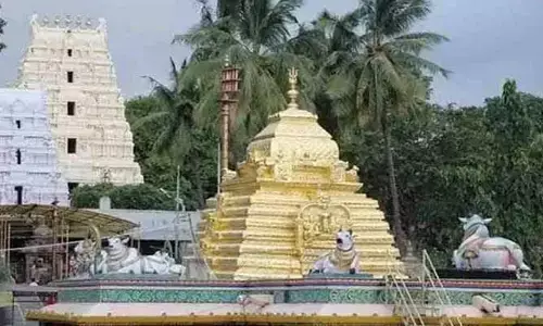 Srisailam:ఆ ఆలయంలో మద్యం తాగి విధులకు హాజరైన ఉద్యోగి.. పట్టుకుని చితకబాదిన భక్తులు