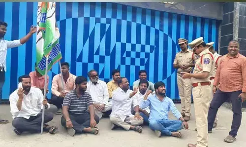 Child abuse : పాఠశాలలో చిన్నారి పై అసభ్య ప్రవర్తన.. ఆందోళనకు దిగిన తల్లిదండ్రులు..