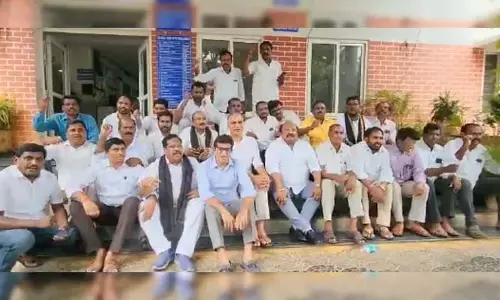 Harish Rao : అరెస్ట్ అయిన మాజీ సర్పంచ్‌లతో హరీష్‌రావు.. సంఘీభావం