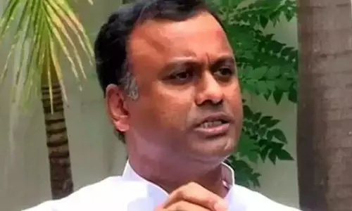 Komati Reddy: కేసీఆర్‌ను జాతిపిత అని పొగిడి ఆకాశంలో కూర్చోబెట్టారు
