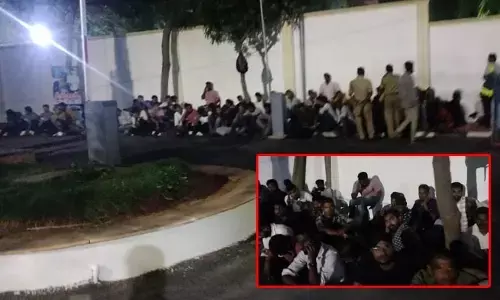 GO 46 : చీకట్లో ప్రజాభవన్ ముందు జీవో 46 బాధితుల నిరసన