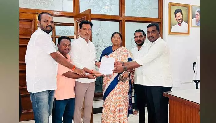 Minister Sitakka : మా గ్రామాలను యాదాద్రి జిల్లాలో కలపొద్దు.. Minister Sitakka : మా గ్రామాలను యాదాద్రి జిల్లాలో కలపొద్దు..