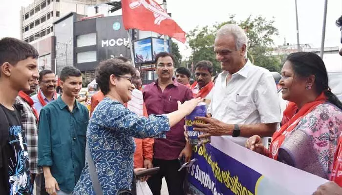 Wayanad : కేరళ వయనాడ్ బాధితులను ఆదుకుందాం: సీపీఐ విరాళాల సేకరణ Wayanad : కేరళ వయనాడ్ బాధితులను ఆదుకుందాం: సీపీఐ విరాళాల సేకరణ
