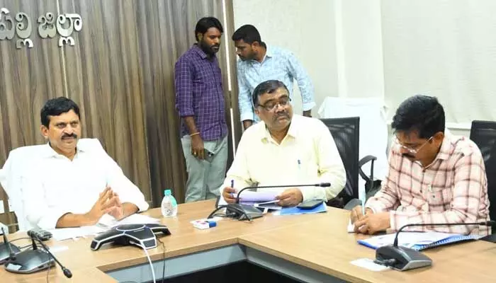 మూడు నెలల్లో LRS పూర్తి చేయాలి.. కలెక్టర్లకు మంత్రి పొంగులేటి ఆదేశం మూడు నెలల్లో LRS పూర్తి చేయాలి.. కలెక్టర్లకు మంత్రి పొంగులేటి ఆదేశం