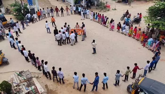 Degree College : నాంపల్లిలో డిగ్రీ కళాశాల ఏర్పాటు చేయాలని రాస్తారోకో.. Degree College : నాంపల్లిలో డిగ్రీ కళాశాల ఏర్పాటు చేయాలని రాస్తారోకో..