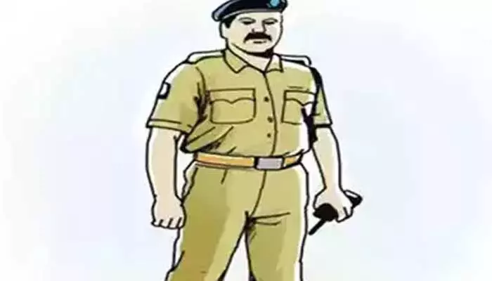 Thieves : మేము పోలీసులం నీ దగ్గర ఉన్న బంగారం ఇటు ఇవ్వు... Thieves : మేము పోలీసులం నీ దగ్గర ఉన్న బంగారం ఇటు ఇవ్వు...