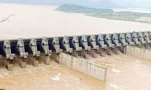 పోలవరం వద్ద గోదావరి ఉధృతి..  భారీగా నీరు విడుదల