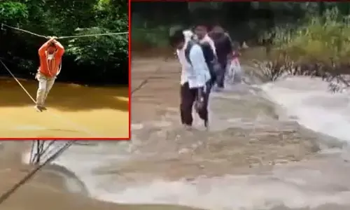 వాగు దాటి.. అతి కష్టం మీద పెన్షన్ పంపిణీ