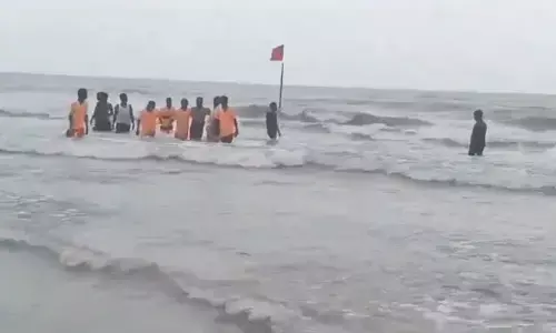 Bapatla: బీచ్ లో మునిగిపోతున్న వ్యక్తిని కాపాడిన పోలీసులు.. ఏపీ డీజీపీ అభినందనలు
